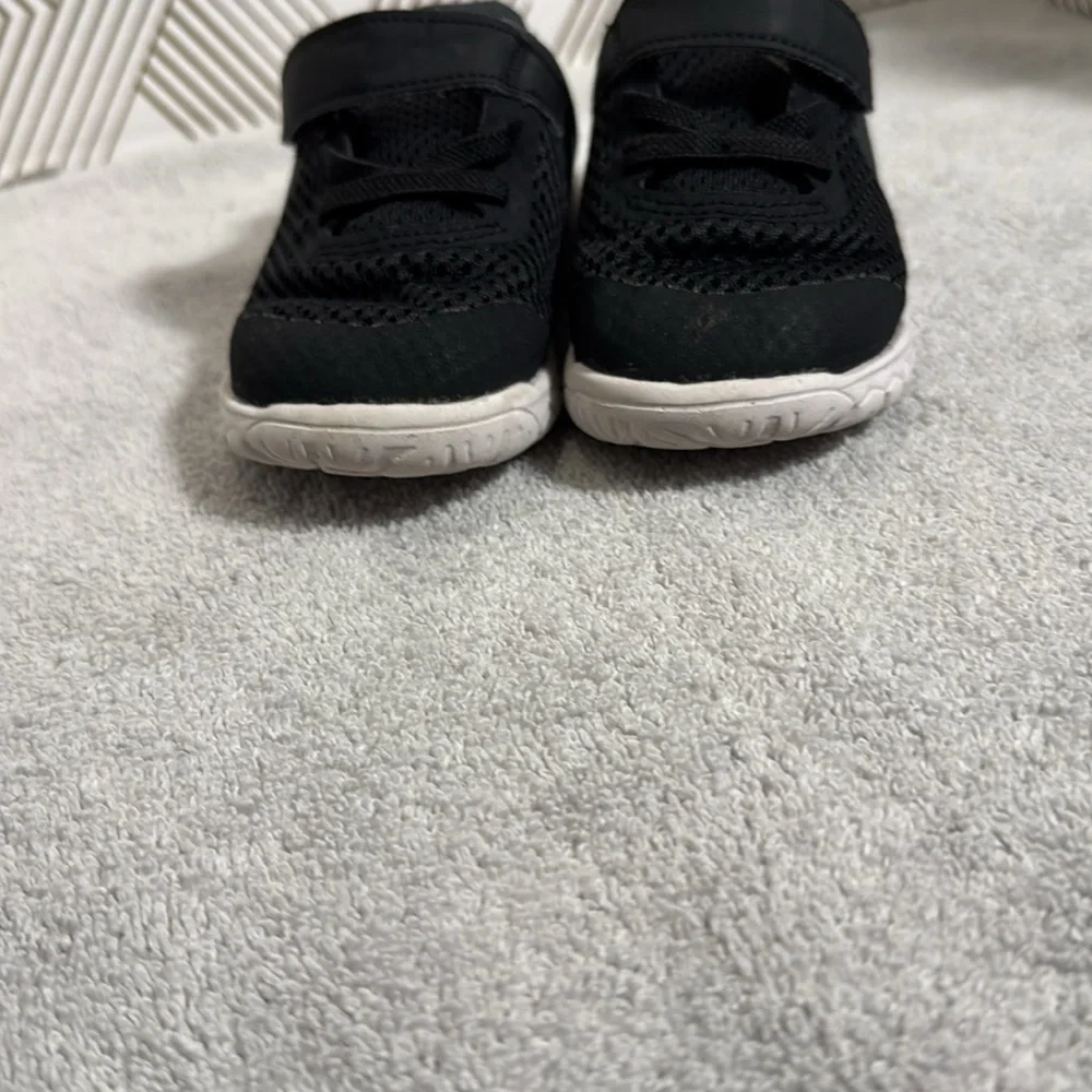 Nike‎ sneakers Black and White tennis shoes  Breathable Mesh size 6 lightweight